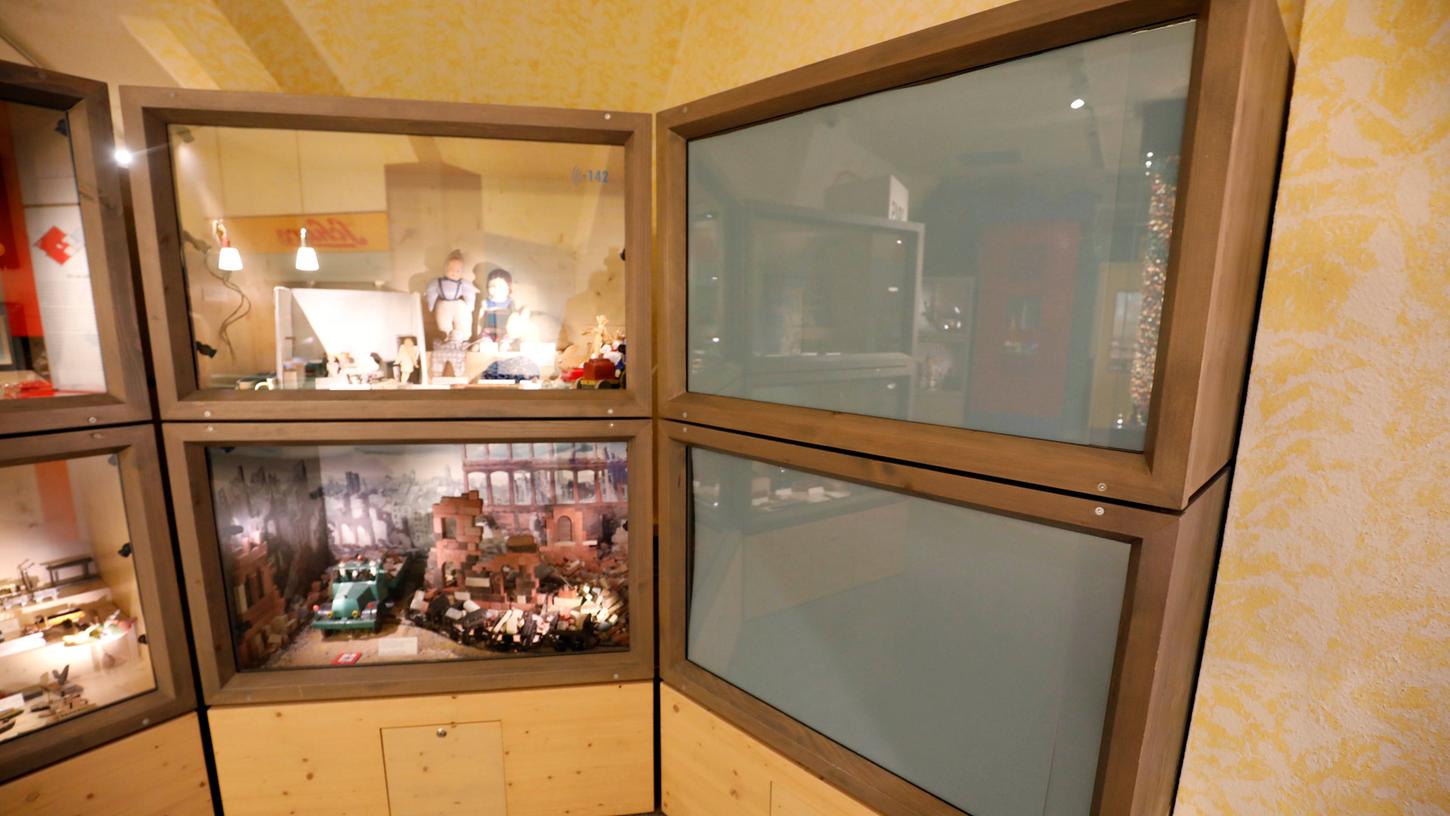 Über eine unkommentierte Vitrine mit Figuren von Adolf Hitler, Hermann Göring und Joseph Goebbels sowie großer Hakenkreuzfahne in militärischer Umgebung regte sich ein Besucher auf. Die Vitrine (re.) ist seit Oktober 2019 abgeklebt, die NS-Figuren werden bei der bevorstehenden Neukonzeption der Hauptausstellung nicht mehr zu sehen sein. Über eine unkommentierte Vitrine mit Figuren von Adolf Hitler, Hermann Göring und Joseph Goebbels sowie großer Hakenkreuzfahne in militärischer Umgebung regte sich ein Besucher auf. Die Vitrine (re.) ist seit Oktober 2019 abgeklebt, die NS-Figuren werden bei der bevorstehenden Neukonzeption der Hauptausstellung nicht mehr zu sehen sein.