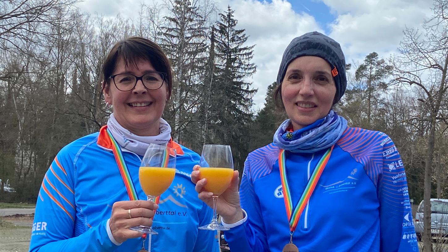 Belohnung nach dem Laufen: Martina Plettl (links) und Marina Tilch stoßen mit Orangensaft auf den absolvierten Oster Run des Skiclub Biberttal an.
 
