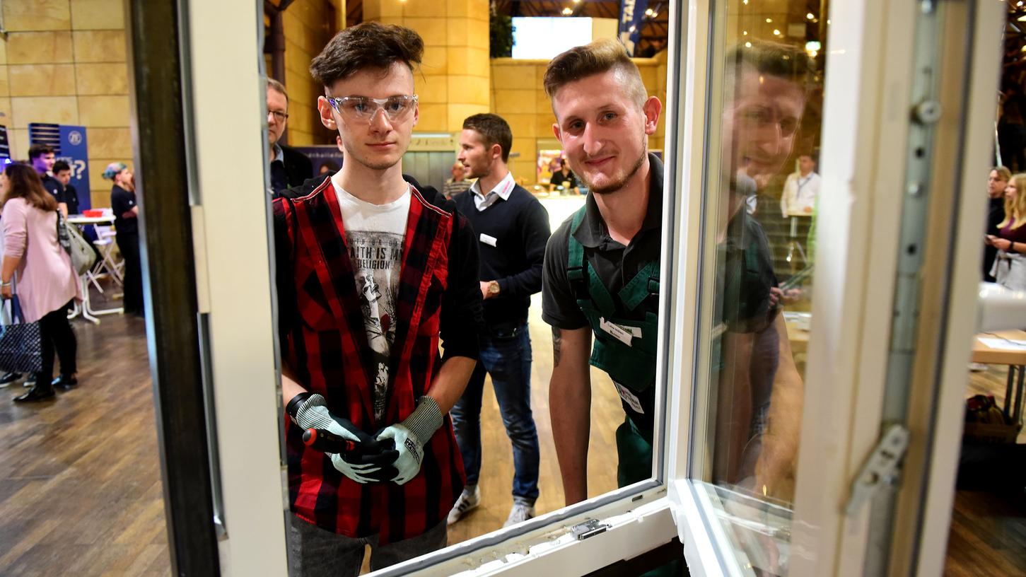 Orientierungshilfen beim Berufseinstieg – hier ein Bild von der Messe „parentum“ in der Stadthalle – sind ein wichtiges Instrument. In Fürth sorgt deshalb das drohende Aus für ein erfolgreiches Programm für Entsetzen. 