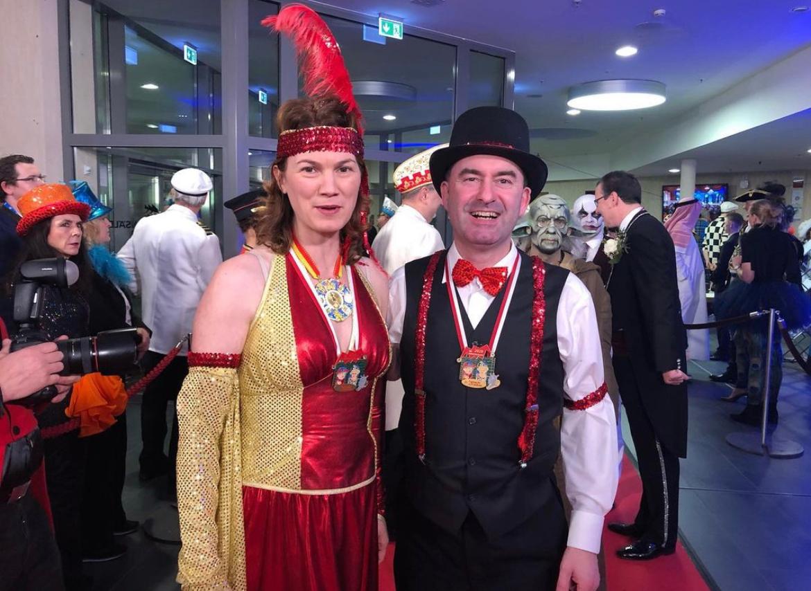 Mit dem Hashtag "Goldene20er" hat Hubert Aiwanger dieses Bild am 14. Februar 2020 auf Instagram gepostet. Das Bild zeigt ihn mit Panterin Tanja Schweiger beim Fasching in Veitshöchheim.