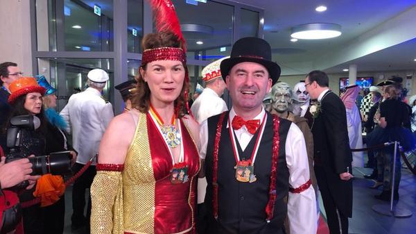 Mit dem Hashtag "Goldene20er" hat Hubert Aiwanger dieses Bild am 14. Februar 2020 auf Instagram gepostet. Das Bild zeigt ihn mit Panterin Tanja Schweiger beim Fasching in Veitshöchheim.