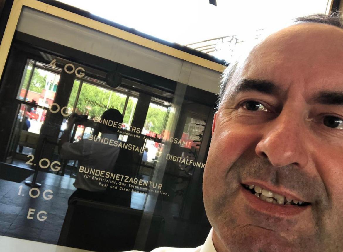 Auch Selfies finden Instagram-Nutzer auf dem Kanal von Hubert Aiwanger. Dieses Selfie vom 24. Juni 2019 zeigt Aiwanger bei der Bundesnetzagentur bei seinem "Berlin-Tag".