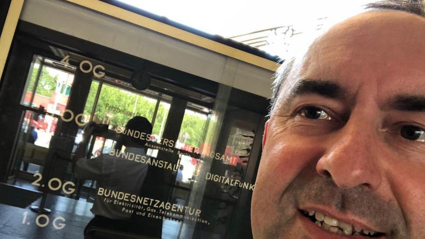 Auch Selfies finden Instagram-Nutzer auf dem Kanal von Hubert Aiwanger. Dieses Selfie vom 24. Juni 2019 zeigt Aiwanger bei der Bundesnetzagentur bei seinem "Berlin-Tag".