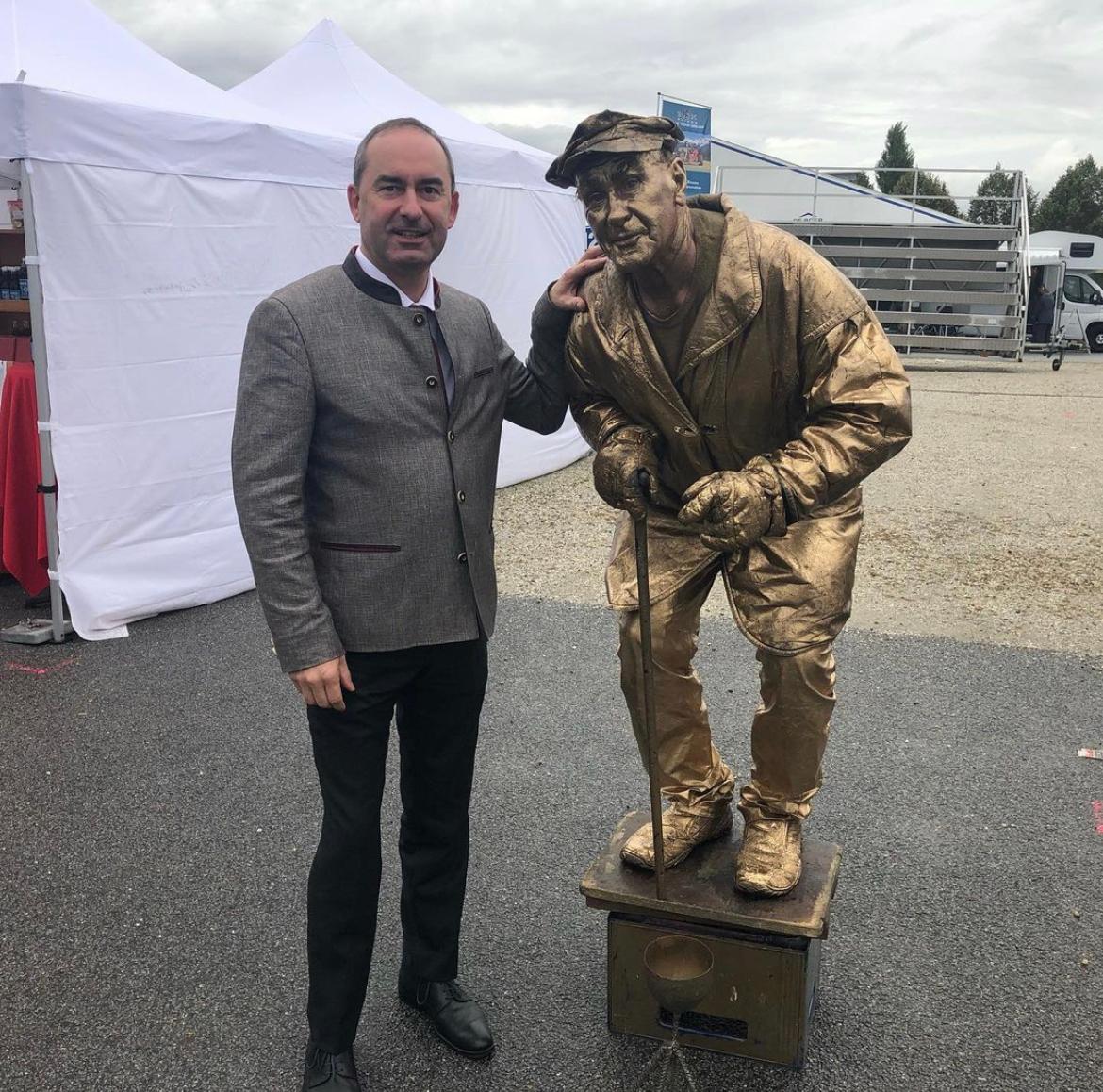 Im Januar 2021 hat Hubert Aiwanger seinen 50. Geburtstag gefeiert. Er wuchs auf dem elterlichen Hof in Rahstdorf (Niederbayern) auf und wohnt dort bis heute. Das Bild zeigt ihn bei der Niederbayernschau in Landshut im Oktober 2019. Einer der verwendeten Hashtags: "#starkeHeimat".