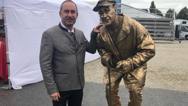 Im Januar 2021 hat Hubert Aiwanger seinen 50. Geburtstag gefeiert. Er wuchs auf dem elterlichen Hof in Rahstdorf (Niederbayern) auf und wohnt dort bis heute. Das Bild zeigt ihn bei der Niederbayernschau in Landshut im Oktober 2019. Einer der verwendeten Hashtags: "#starkeHeimat".