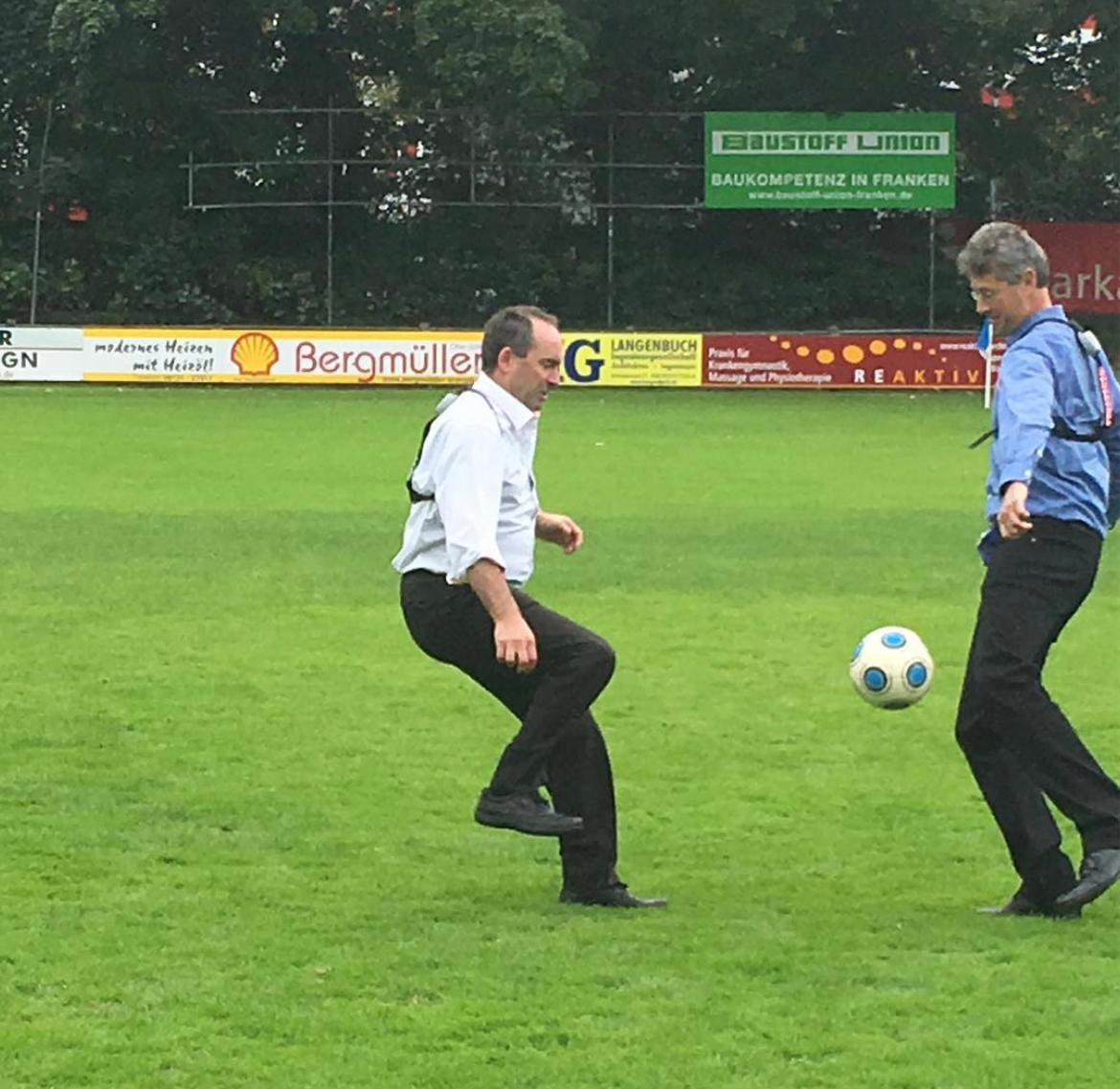 Anfang April 2021 zählt das Bild von Hubert Aiwanger beim Fußballspielen 41 Gefällt-mir-Angaben. Hochgeladen hat der Wirtschaftsminister das Bild bereits im September 2017. Untypisch für Aiwangers Instagram-Game: Das Bild hat keine Unterschrift und keine Hashtags.