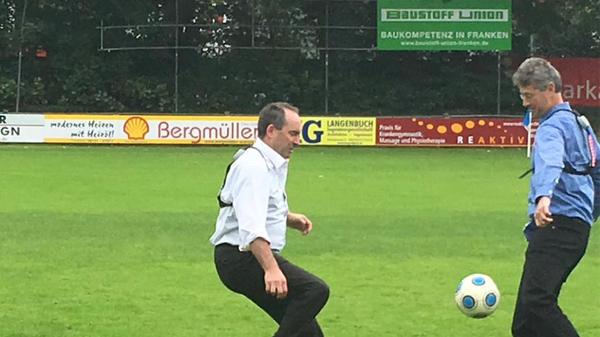 Anfang April 2021 zählt das Bild von Hubert Aiwanger beim Fußballspielen 41 Gefällt-mir-Angaben. Hochgeladen hat der Wirtschaftsminister das Bild bereits im September 2017. Untypisch für Aiwangers Instagram-Game: Das Bild hat keine Unterschrift und keine Hashtags.