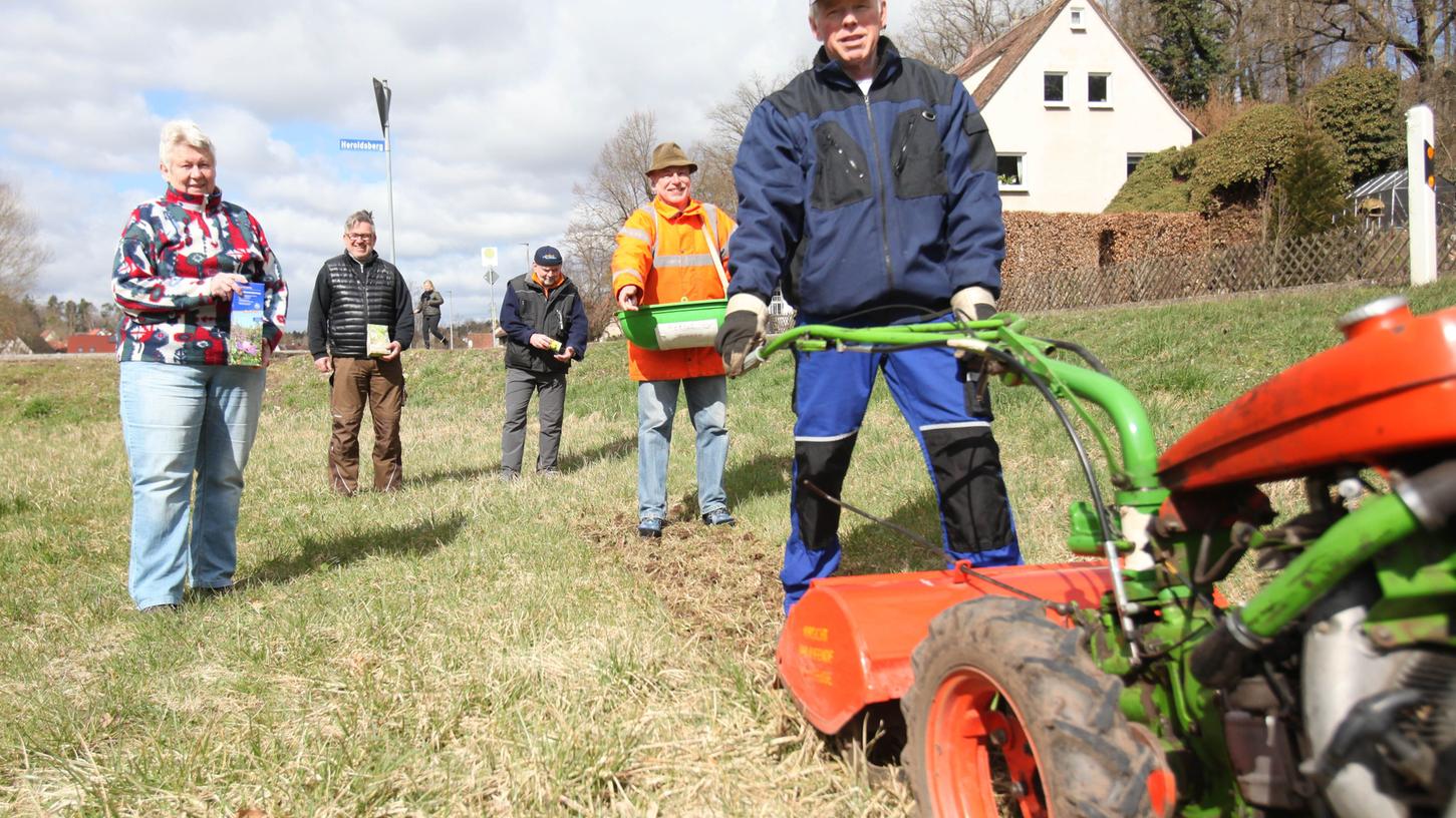 Der Vorstand der Interessengemeinschaft Dietersdorf hat bereits auf den ersten Metern des Brachlandes der geplanten Route des Radweges mit dem Ausbringen des Blumenwiesensamen begonnen. Foto: Klaus Waldmüller
Der Vorstand der Interessengemeinschaft Dietersdorf hat bereits auf den ersten Metern des Brachlandes der geplanten Route des Radweges mit dem Ausbringen des Blumenwiesensamen begonnen. Foto: Klaus Waldmüller