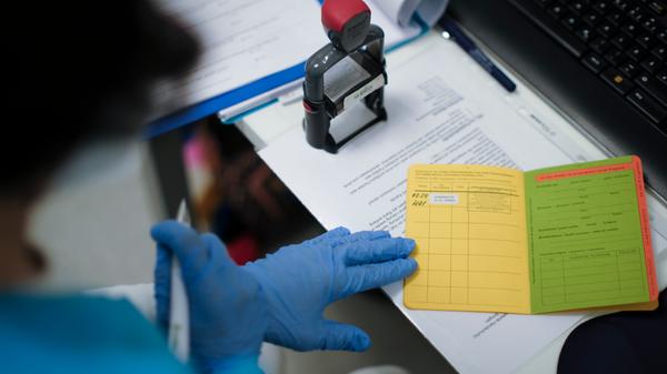 Das bayerische Gesundheitsministerium will konkrete Pläne ausarbeiten. Einige Beschränkungen werden wohl entfallen - demnach sollen etwa Reiserückkehrer nicht mehr in Quarantäne müssen. Auch weniger Testpflichten seien denkbar, sagt die Staatsregierung. Noch sind die Lockerungen aber nicht beschlossen.
