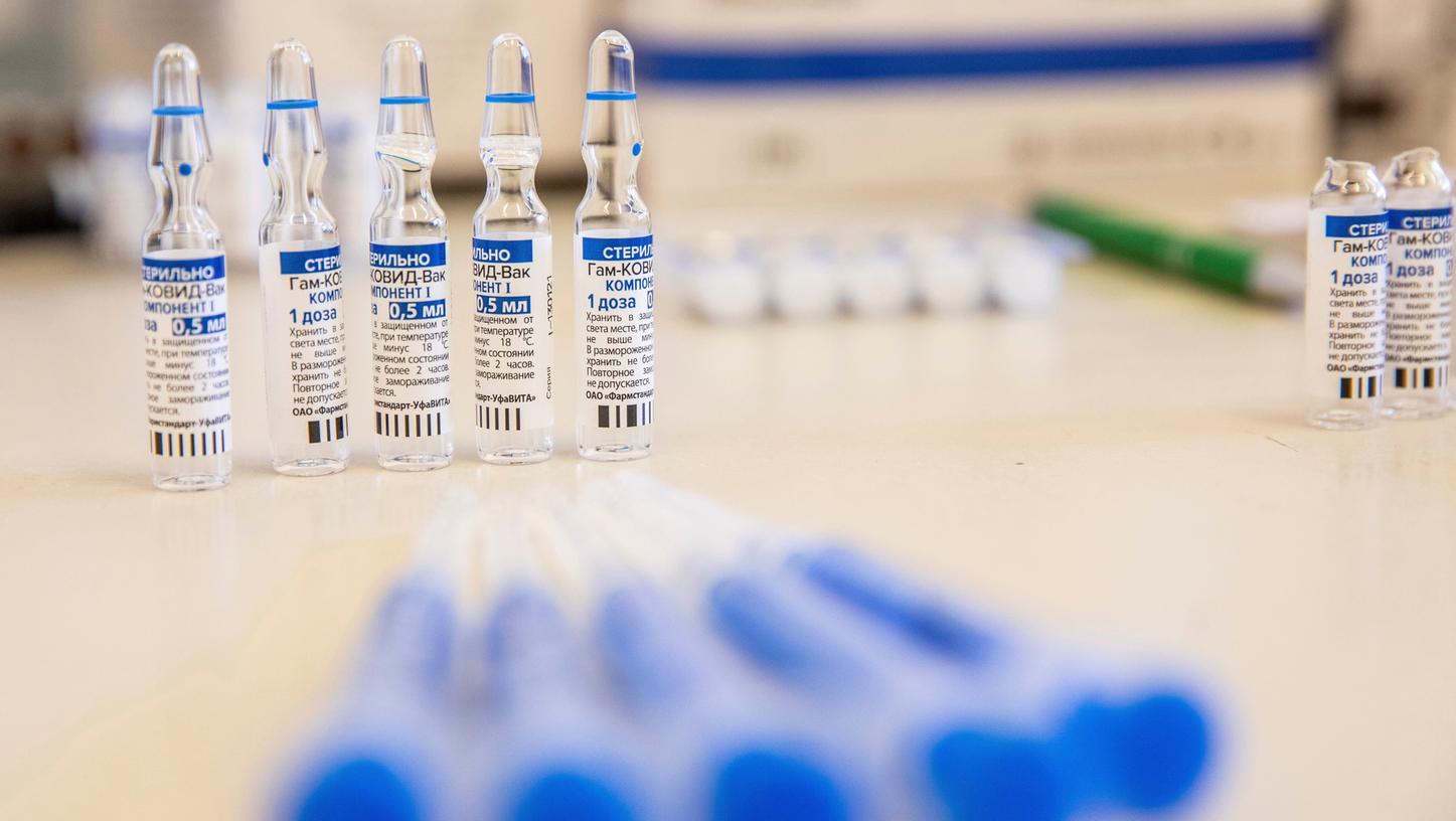 Fläschchen mit dem russischen Impfstoff Sputnik V stehen auf einem Tisch im Zentralkrankenhaus des Komitats Bekes, während die landesweite Impfung gegen das neuartige Coronavirus fortgesetzt wird.