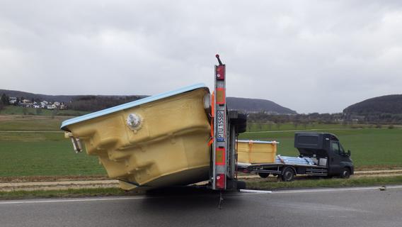 Das hochkant geladene Becken bot offensichtlich einen guten Windfang - und kippte um.
Das hochkant geladene Becken bot offensichtlich einen guten Windfang - und kippte um.