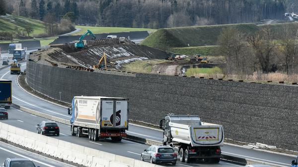 137.000 Quadratmeter an Lärmschutzwänden sollen entlang der Ausbaustrecke entstehen, das entspricht der Fläche von etwa 34.000 Tischtennisplatten. Nicht dazu gehört der Lärmschutz bei Geiselwind, der noch vor der Übergabe an den privaten Betreiber von der Autobahndirektion selbst ausgebaut werden sollte. Doch die beauftragte Firma versagte dabei offenbar. Der Lärmschutzwall ist instabil und musste komplett abgetragen werden, Millionen wurden so in den Sand gesetzt.