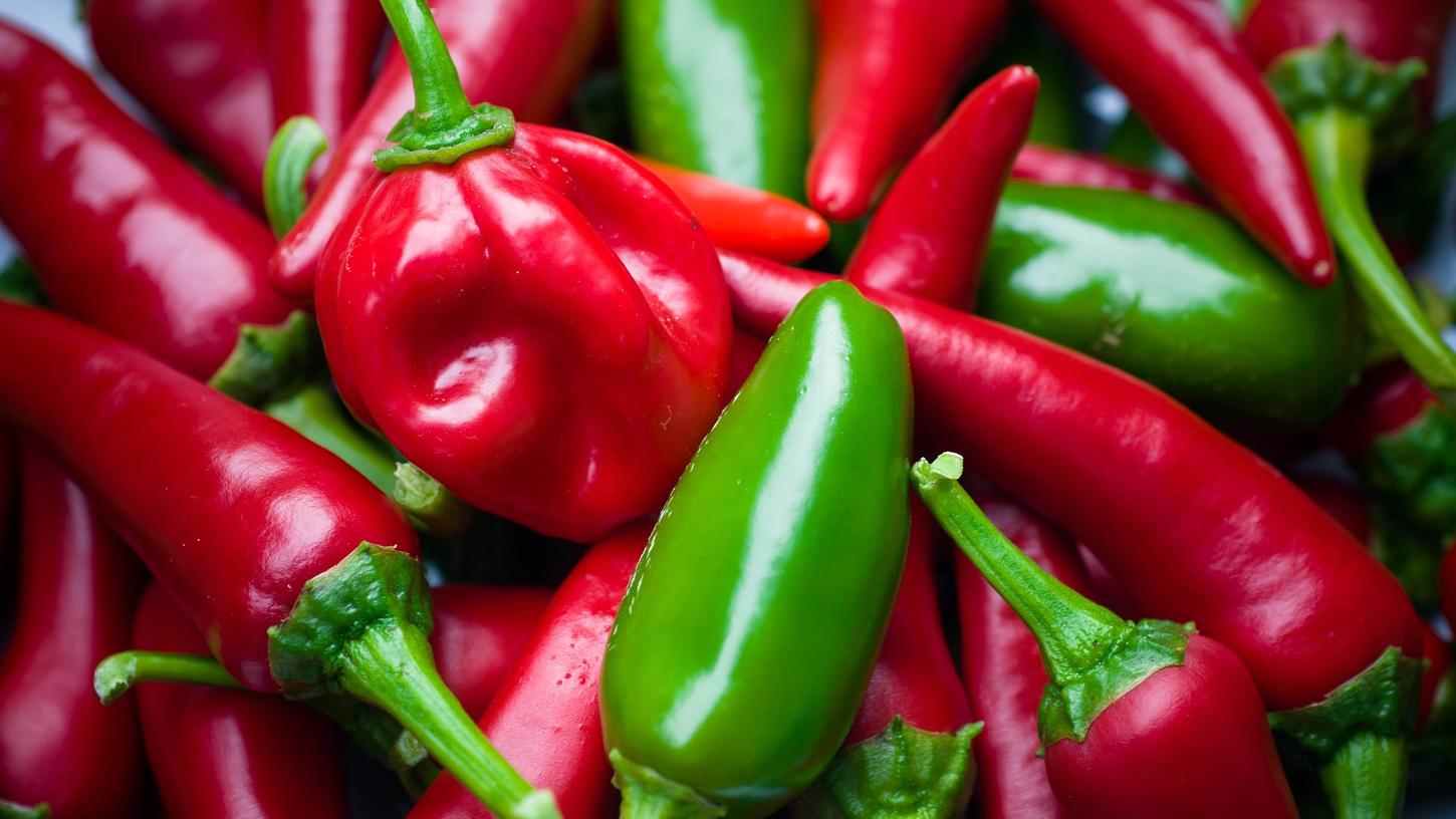 Der Wirkstoff der für den scharfen Geschmack in Chilis verantwortlich ist, heißt Capsaicin.