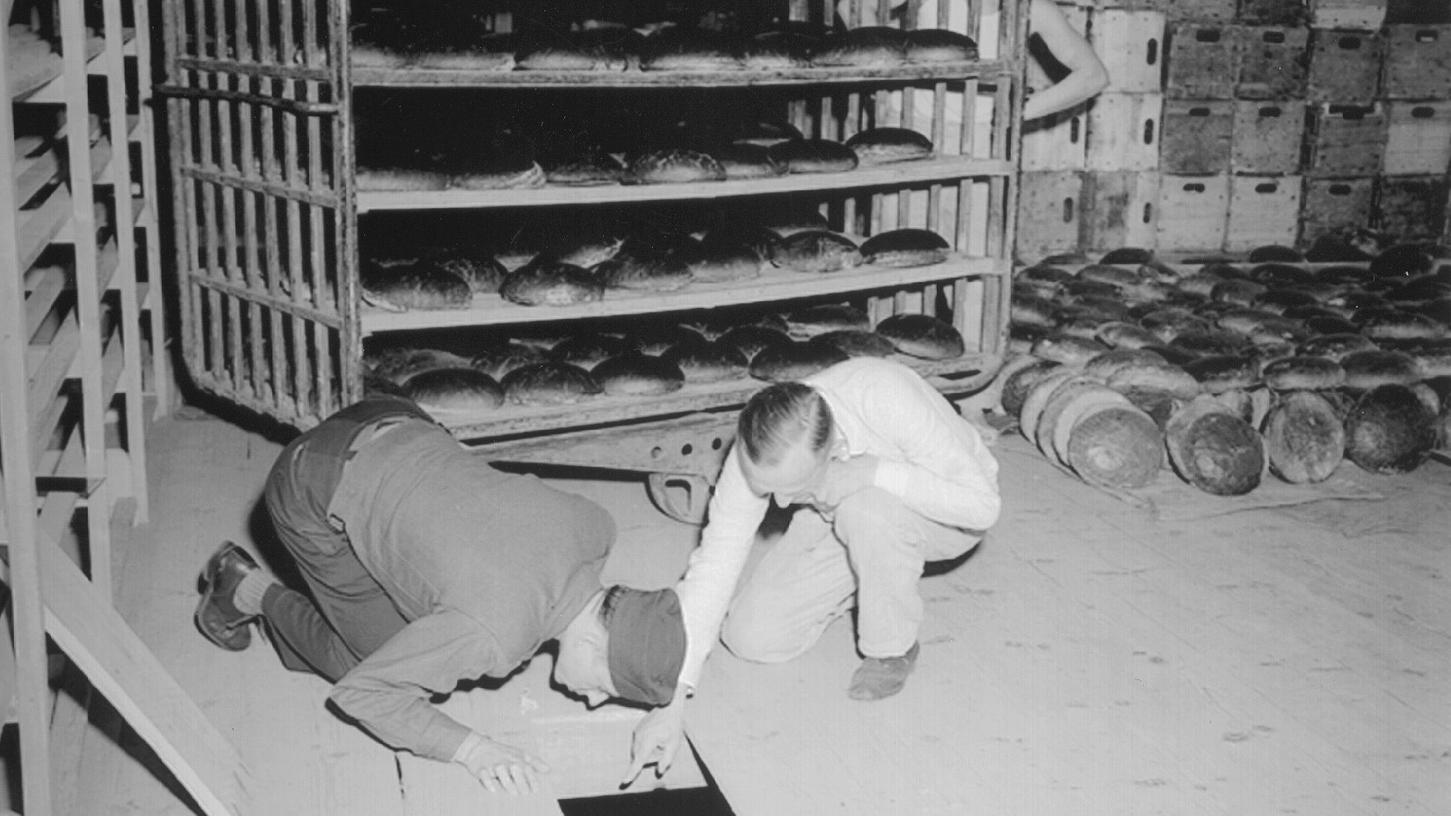 In der Konsum-Bäckerei am Schleifweg wurden die Brote mit Arsen bestrichen. Ein US-Leutnant (links) und ein deutscher Kriminalbeamter inspizieren die Bäckerei.  