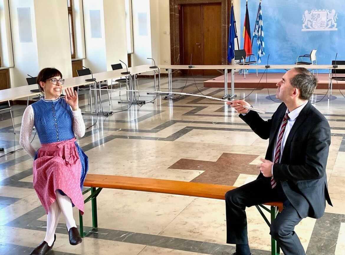 Auch in Zeiten der Corona-Pandemie ist Hubert Aiwanger auf Instagram aktiv. "Auch wenn die Lage ernst ist, etwas Humor muss noch erlaubt sein", schreibt der Wirtschaftsminister unter diesem Beitrag vom 25. März 2021. Neben Aiwanger sitzt Kabarettistin Eva Karl-Faltermeier - natürlich mit korrektem Abstand.