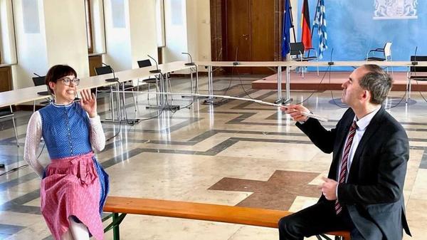 Auch in Zeiten der Corona-Pandemie ist Hubert Aiwanger auf Instagram aktiv. "Auch wenn die Lage ernst ist, etwas Humor muss noch erlaubt sein", schreibt der Wirtschaftsminister unter diesem Beitrag vom 25. März 2021. Neben Aiwanger sitzt Kabarettistin Eva Karl-Faltermeier - natürlich mit korrektem Abstand.