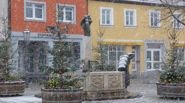 Weiße Osterzeit in Ebermannstadt: die Brunnen am Marktplatz und der Brunnen am Rathaus sind von österlichem Schmuck umgeben. Dann hat sich die Stadt kurz in weiß gekleidet und zeigt sich für die Osterzeit in ungewohntem Bild: Frühlingsflair und Schneetreiben, schreibt die Touristinformation Ebermannstadt.