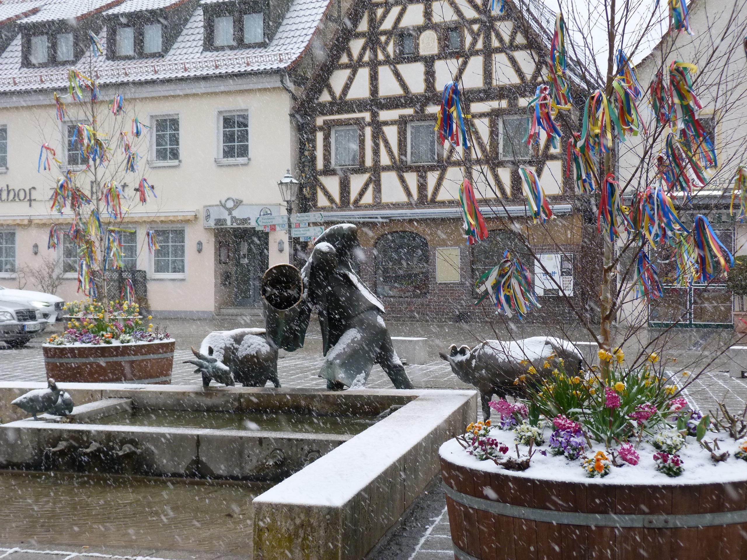 Weiße Osterzeit in Ebermannstadt: die Brunnen am Marktplatz und der Brunnen am Rathaus sind von österlichem Schmuck umgeben. Dann hat sich die Stadt kurz in weiß gekleidet und zeigt sich für die Osterzeit in ungewohntem Bild: Frühlingsflair und Schneetreiben, schreibt die Touristinformation Ebermannstadt.