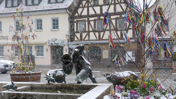 Weiße Osterzeit in Ebermannstadt: die Brunnen am Marktplatz und der Brunnen am Rathaus sind von österlichem Schmuck umgeben. Dann hat sich die Stadt kurz in weiß gekleidet und zeigt sich für die Osterzeit in ungewohntem Bild: Frühlingsflair und Schneetreiben, schreibt die Touristinformation Ebermannstadt.