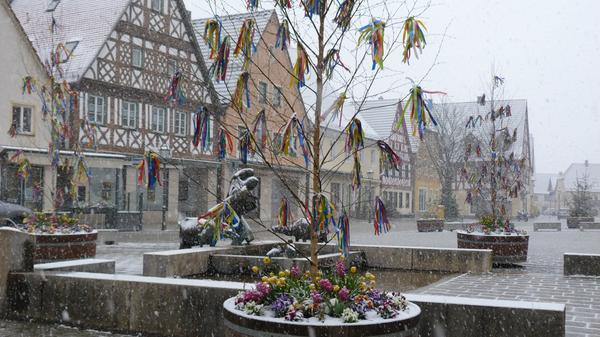 Weiße Osterzeit in Ebermannstadt: die Brunnen am Marktplatz und der Brunnen am Rathaus sind von österlichem Schmuck umgeben. Dann hat sich die Stadt kurz in weiß gekleidet und zeigt sich für die Osterzeit in ungewohntem Bild: Frühlingsflair und Schneetreiben, schreibt die Touristinformation Ebermannstadt.