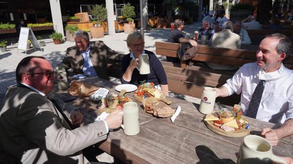 "Endlich ist es so weit", freut sich Hubert Aiwanger im Mai 2020 auf Instagram über die Eröffnung der Biergartensaison. "Das Leben muss wieder normal werden, Corona-Depression hinter uns lassen", schreibt der Minister in der Bildunterschrift weiter.