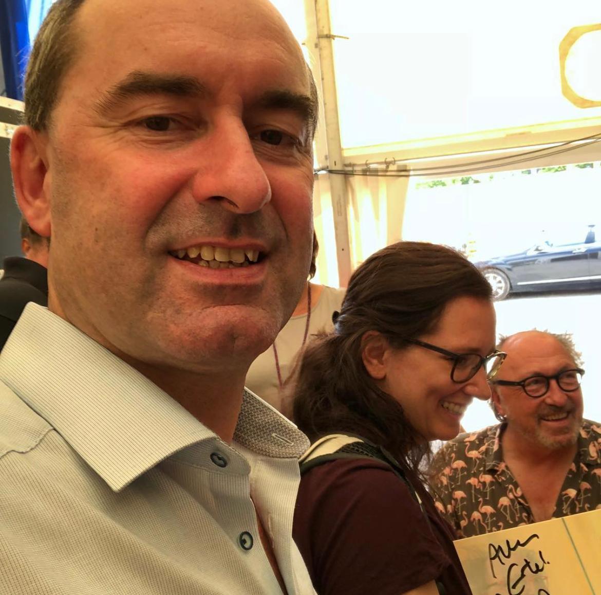 Auf diesem im Juni 2018 geposteten Selfie präsentiert Hubert Aiwanger sein ergattertes Autogramm von Kabarettist Urban Priol, der auch hinten rechts im Hintergrund zu sehen ist.