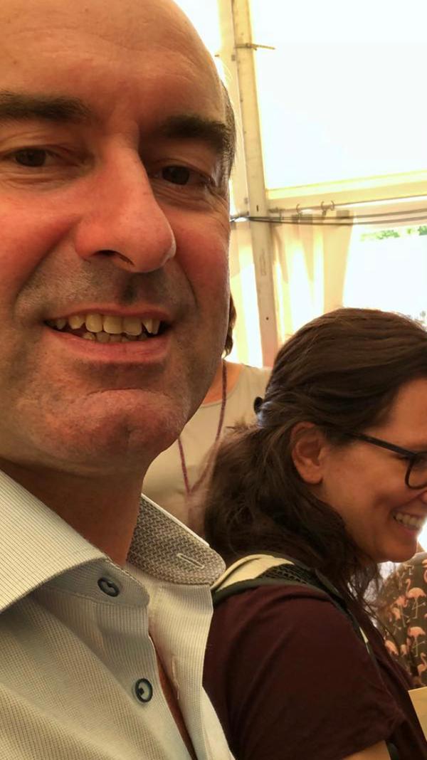 Auf diesem im Juni 2018 geposteten Selfie präsentiert Hubert Aiwanger sein ergattertes Autogramm von Kabarettist Urban Priol, der auch hinten rechts im Hintergrund zu sehen ist.