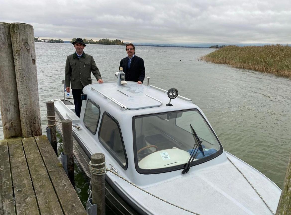 Hubert Aiwanger posiert im Oktober 2020 gemeinsam mit Armin Krämmer (Freie Wähler), Bürgermeister der Gemeinde Chiemsee, auf dessen Boot.