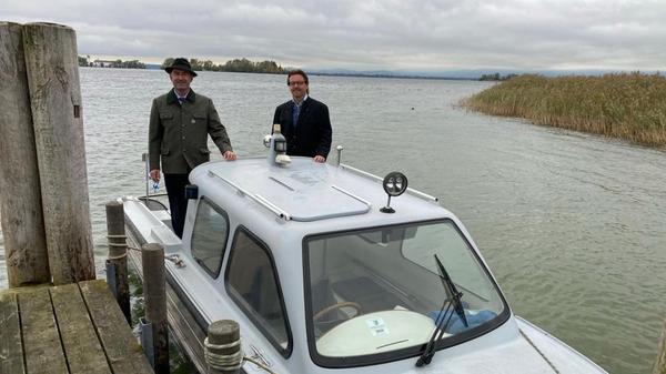 Hubert Aiwanger posiert im Oktober 2020 gemeinsam mit Armin Krämmer (Freie Wähler), Bürgermeister der Gemeinde Chiemsee, auf dessen Boot.