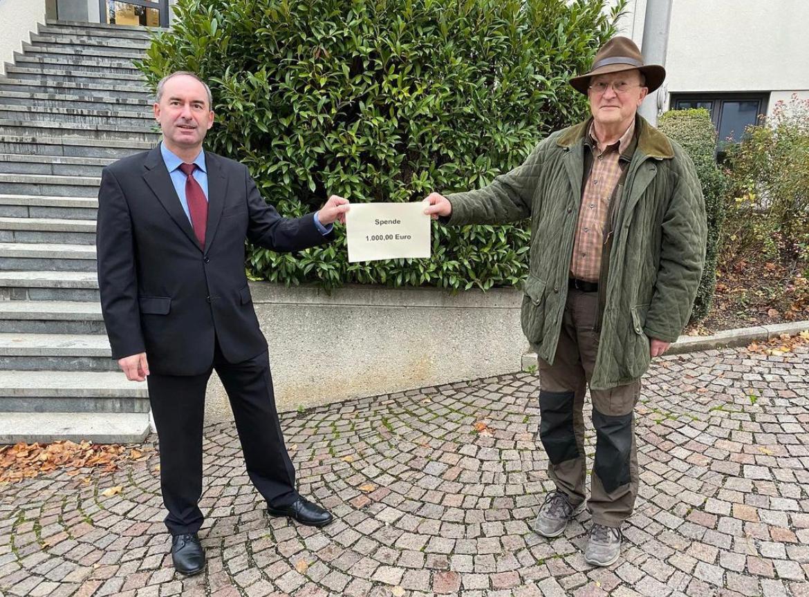 Hubert Aiwanger spendet Ende 2020 1000 Euro aus seinen Abgeordnetenbezügen zur Wildtierrettung an die "AG Drohne - Wildtiere und Natur".