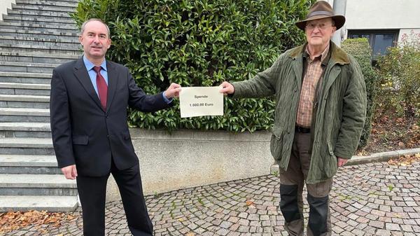 Hubert Aiwanger spendet Ende 2020 1000 Euro aus seinen Abgeordnetenbezügen zur Wildtierrettung an die "AG Drohne - Wildtiere und Natur".