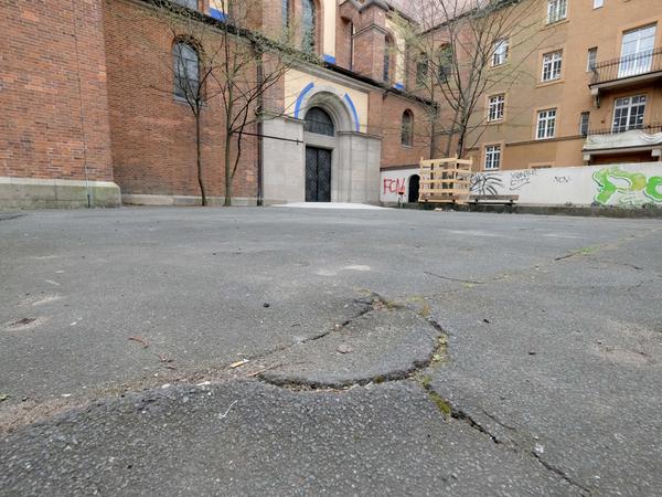 Der Asphalt wird durch einen wasserdurchlässigen Belag ersetzt. Im Hintergrund die Mauer, hier wird das Mittelstück entfernt.