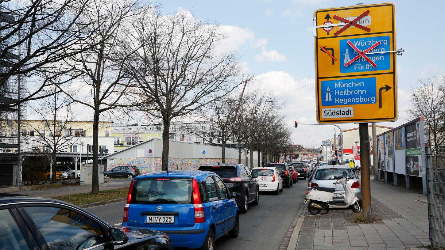 In den Osterferien wurden Abschnitte des Frankenschnellwegs und der Rothenburger Straße saniert. Gleich am ersten Tag sorgten die Baustelle für einen Mega-Stau.
In den Osterferien wurden Abschnitte des Frankenschnellwegs und der Rothenburger Straße saniert. Gleich am ersten Tag sorgten die Baustelle für einen Mega-Stau.