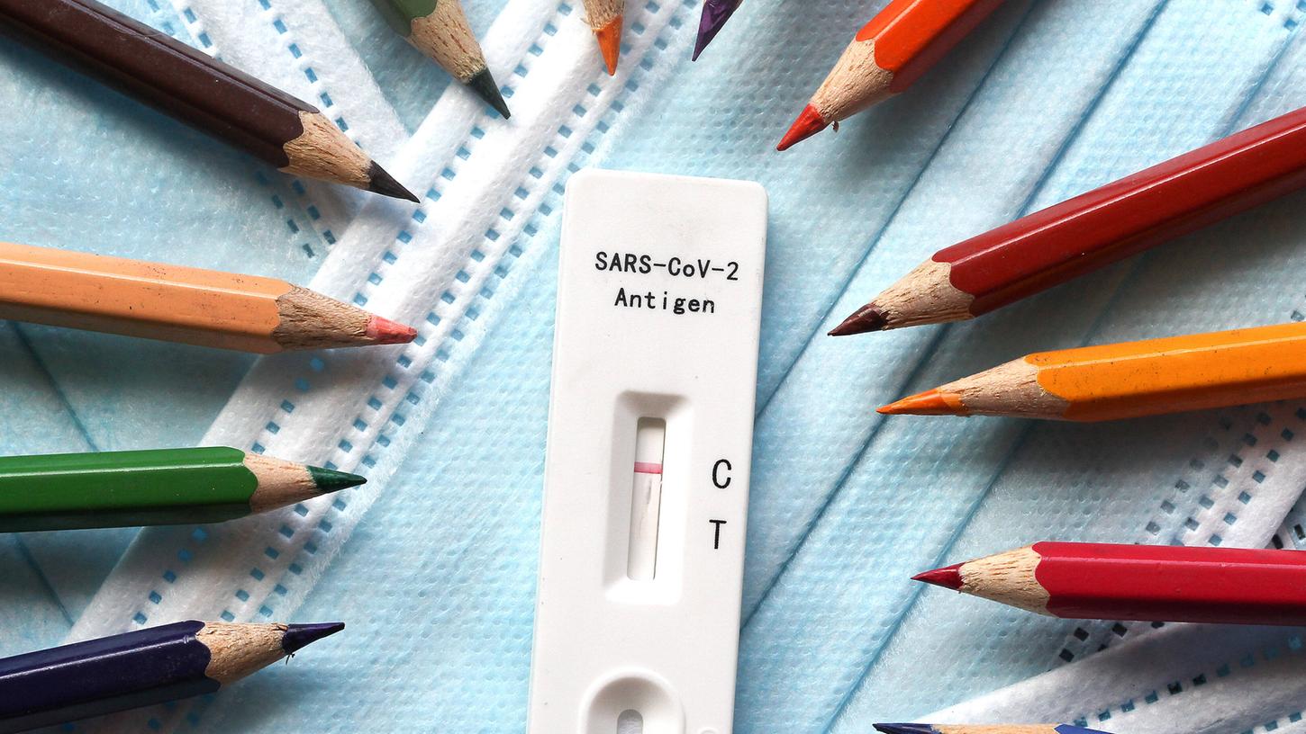 Für die Schulen gibt es einige Auflagen, um wieder öffnen zu können - Tests spielen eine große Rolle.
Für die Schulen gibt es einige Auflagen, um wieder öffnen zu können - Tests spielen eine große Rolle.