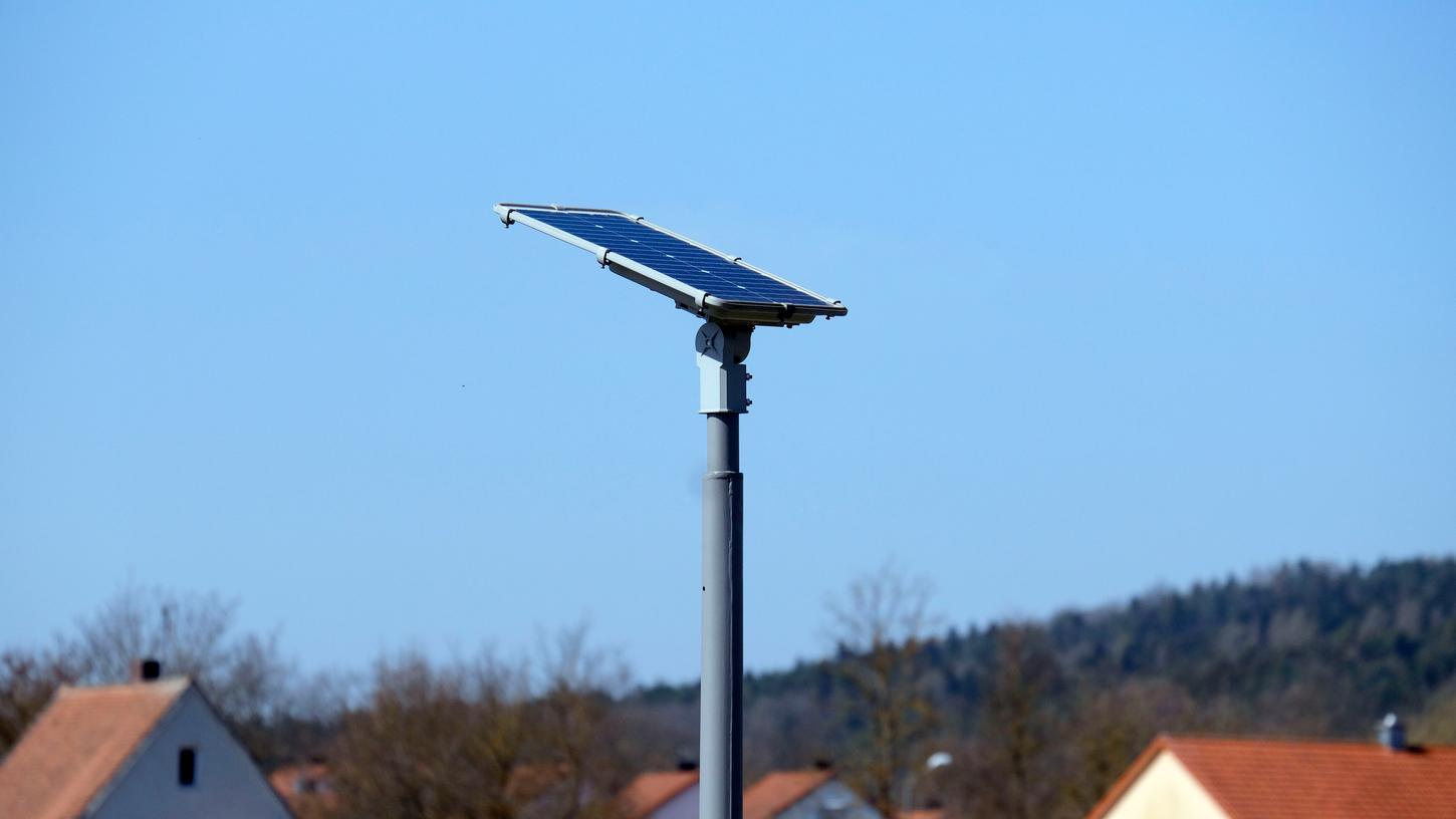 An trüben Tagen erhalten die Solarzellen zu wenig Licht, die Akkus der LED-Leuchten am Weg  zwischen Altenhof und Holzheim laden sich nicht vollständig auf. 