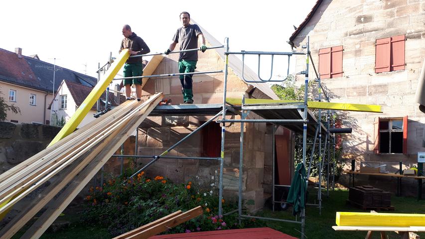 Damit sich die Cadolzburg strahlend präsentiert, kümmern sich Friedrich Knoll und Christian Döring um den Garten und Instandsetzungsarbeiten