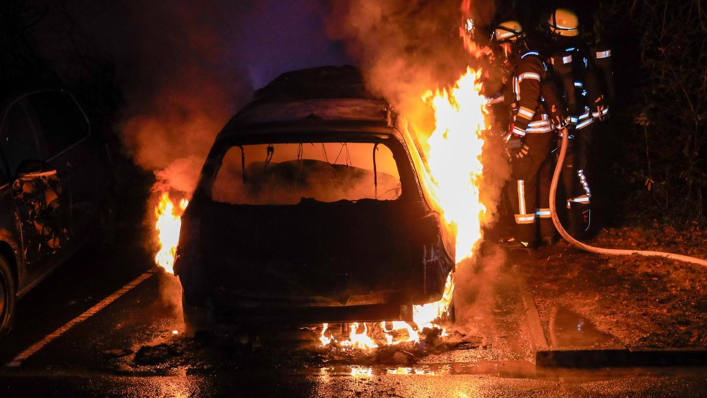 Erlangen: Auto in Flammen
