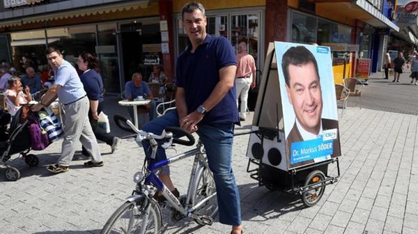 Werbung für sich selbst macht er auch mal im "Söder-Mobil". Seine Wahlkämpfe sind legendär, hier zieht der CSUler alle Register.