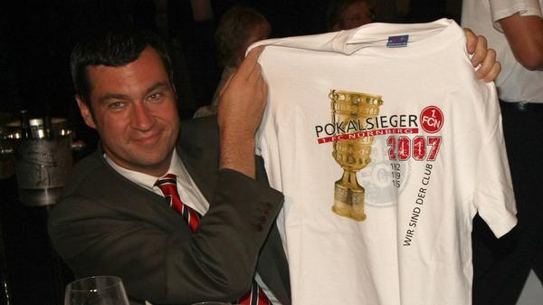 Als echter Nürnberger ist Söder auch leidenschaftlicher Clubfan. Bereits mit fünf Jahren war er im Stadion, um sein erstes Frankenderby zu verfolgen.