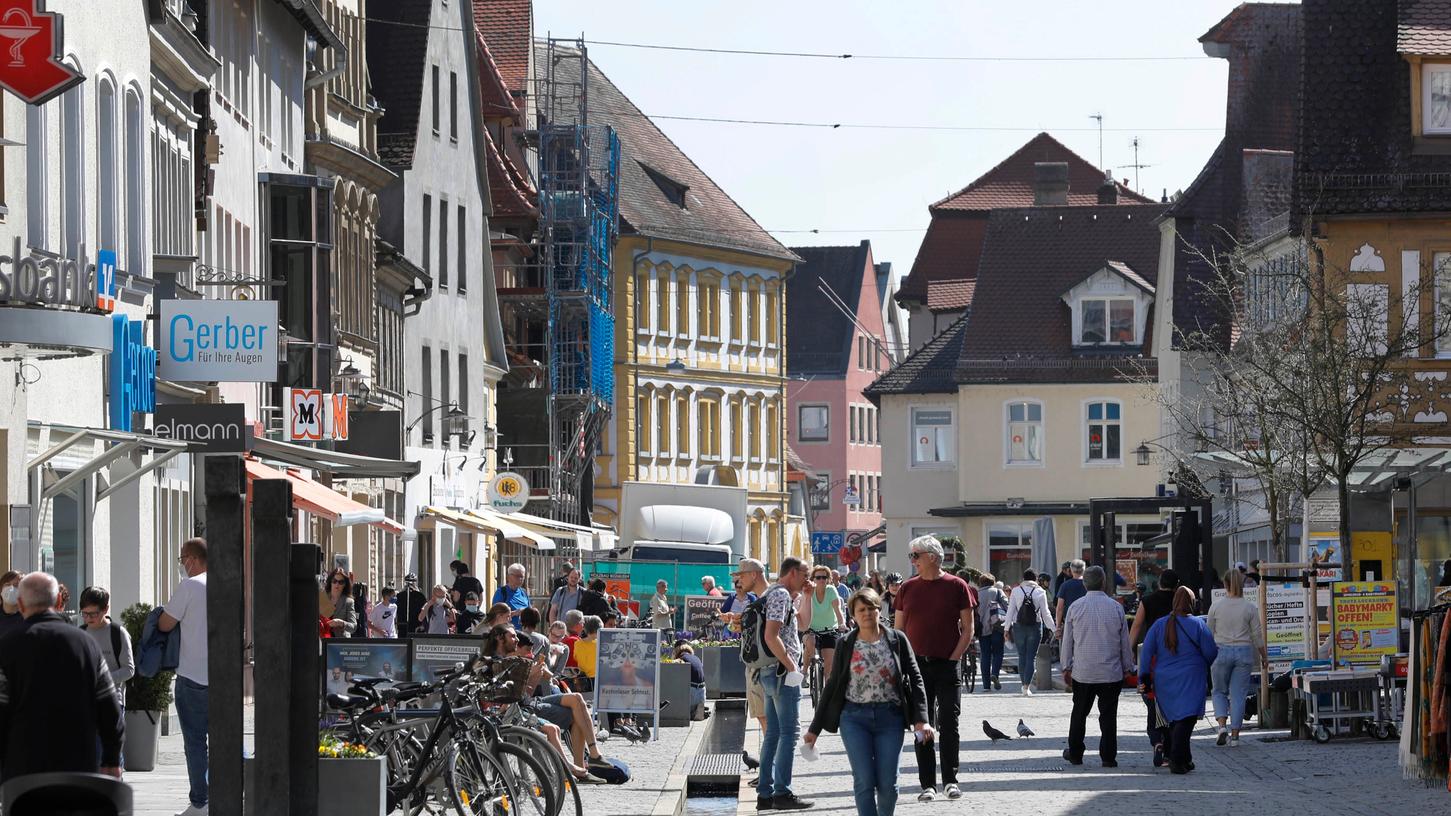 In der Forchheimer Hauptstraße bummeln einige durch die Fußgängerzone. Wo die Stadt noch mehr Potenzial ausschöpfen könnte, verraten die Vorsitzenden der Händlervereinigung HeimForteil im Interview.