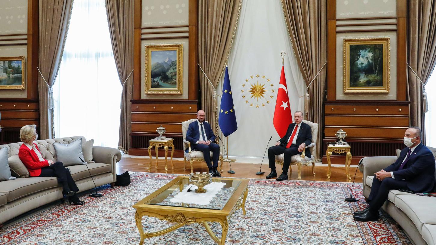 Der türkische Präsident Recep Tayyip Erdogan (2.v.r) und der türkische Außenminister Mevlut Cavusoglu (r) empfingen in Ankara EU-Kommissionspräsidentin Ursula von der Leyen (l) und EU-Ratspräsident Charles Michel.