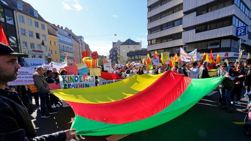Mehrere hundert Kurden zogen am 12. Oktober 2019 zusammen mit Teilnehmern der linken Szene durch Nürnberg und demonstrierten gegen die militärische Offensive der Türkei in Syrien.
