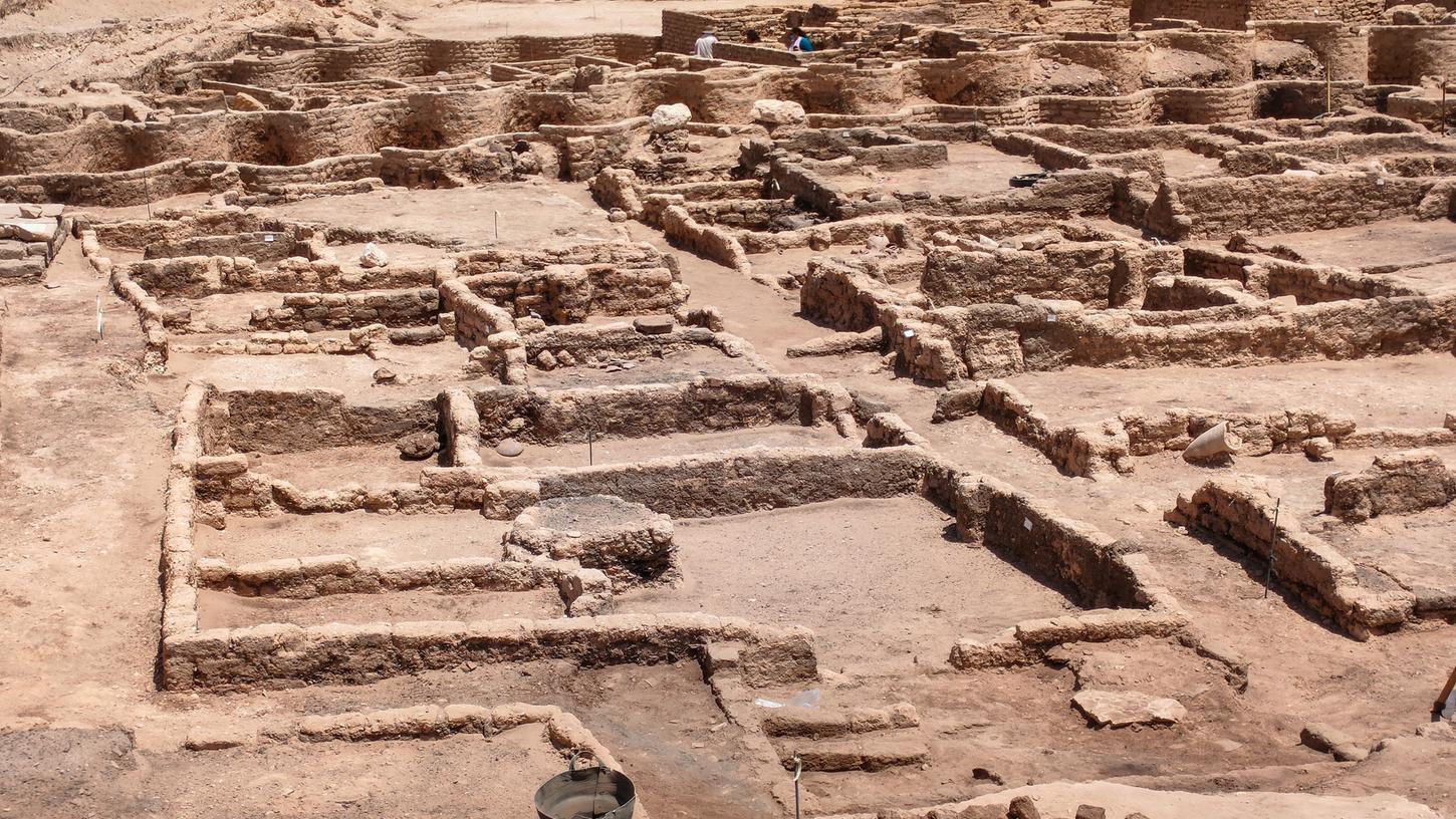 Ägypten, Luxor: Gesamtansicht der 3000 Jahre alten Ruinen der von ägyptischen Archäologen entdeckten «verlorenen Stadt» im heutigen Luxor. Dies sind Überreste der antiken Stadt. 