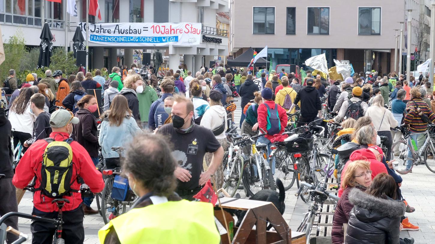 Geballter Protest: Erneut formulierten die Demonstranten ihren Unmut über den geplanten Ausbau des Frankenschnellwegs. Geballter Protest: Erneut formulierten die Demonstranten ihren Unmut über den geplanten Ausbau des Frankenschnellwegs.