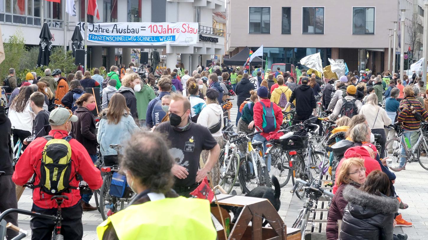 Geballter Protest: Erneut formulierten die Demonstranten ihren Unmut über den geplanten Ausbau des Frankenschnellwegs. 