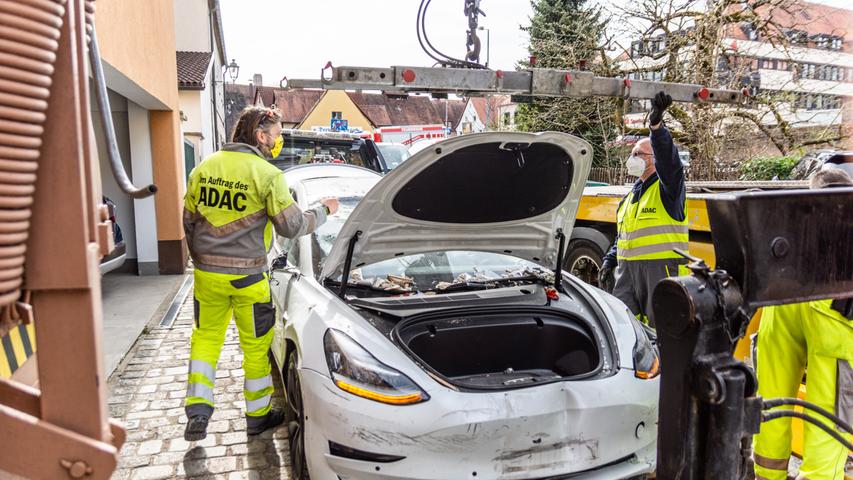 Unfall in Lauf: Tesla fährt in Modegeschäft