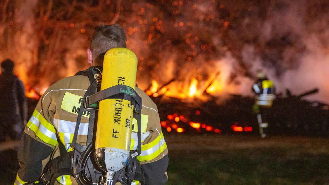 Am Freitagabend, 9. April, ist eine große Menge Holz zwischen Deining und Leutenbach in Brand geraten. Die Polizei war die ganze Nacht mit den Löscharbeiten beschäftigt. Am Freitagabend, 9. April, ist eine große Menge Holz zwischen Deining und Leutenbach in Brand geraten. Die Polizei war die ganze Nacht mit den Löscharbeiten beschäftigt.