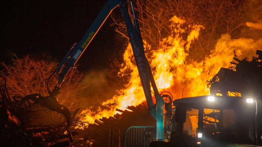 Feuerwehr bekämpft meterhohe Flammen bei Deining