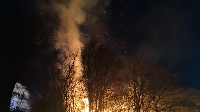 Feuerwehr bekämpft meterhohe Flammen bei Deining