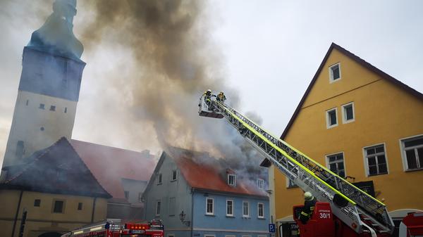 Mehrere Feuerwehren nachalarmiert: Gebäude steht in Vollbrand